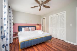 um quarto com uma cama e uma ventoinha de tecto em NEW 2b2b ENTIRE TOWNHOUSE PLACE COZY and QUIET em Norcross