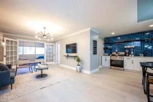 a living room with a kitchen and a dining room at Downtown Atl Condo Onsite Parking King bed & bonus room LM1901 in Atlanta