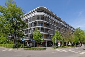 um grande edifício na esquina de uma rua em 1-Bedroom Apartment - Masarska 8 Street em Cracóvia