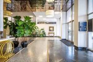 ein Büro mit Topfpflanzen in einem großen Raum in der Unterkunft ATL Downtown City View Onsite Parking 1B1B LM810 in Atlanta