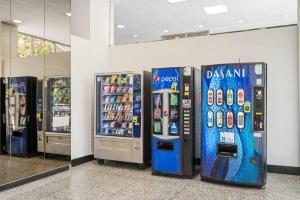 Une rangée de distributeurs automatiques de boissons dans un bâtiment dans l'établissement Atlanta Downtown City View Condo Free Parking LM1606, à Atlanta