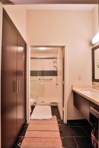 y baño con ducha y lavamanos. en Free Parking Free Wifi with Kitchen Washer Dryer Relux Studio Group 1 en Houston