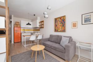 uma sala de estar com um sofá e uma cozinha em 1-Bedroom Apartment - Masarska 8 Street em Cracóvia