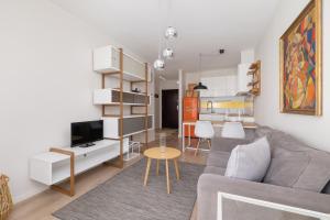 uma sala de estar com um sofá e uma televisão em 1-Bedroom Apartment - Masarska 8 Street em Cracóvia
