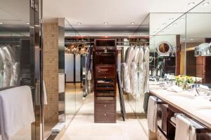 a dressing room with two sinks and a mirror at Hyatt Regency Barcelona Tower in Hospitalet de Llobregat