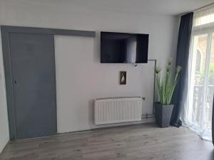Μια τηλεόραση ή/και κέντρο ψυχαγωγίας στο Ferienwohnung Sonnenblume