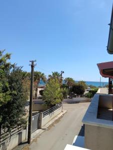 an empty street with the ocean in the background at Casa Beatrice in Specchiolla