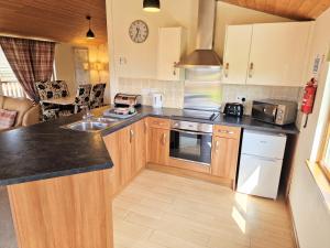 una cucina con lavandino e piano di lavoro di Lomond 3 with Private Hot Tub - Fife - Loch Leven - Lomond Hills -Pet Friendly a Kelty