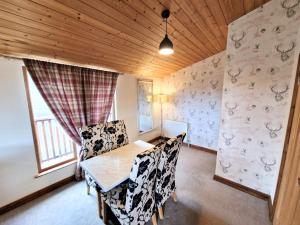 a dining room with a table and chairs at Lomond 3 with Private Hot Tub - Fife - Loch Leven - Lomond Hills -Pet Friendly in Kelty