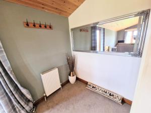 Habitación con ventana y radiador. en Lomond 2 with Private Hot Tub - Fife - Loch Leven - Lomond Hills en Kelty