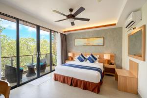 ein Schlafzimmer mit einem Bett und einem großen Fenster in der Unterkunft Ayala Oceanview Maldives in Gulhi