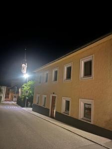 a building with a street light next to a building at Ferienwohnung Rohrbacher Herz in Rohrbach in Oberösterreich