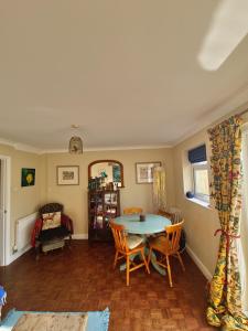 布里德波特的住宿－58 Magdalen Lane，客厅配有桌子和椅子