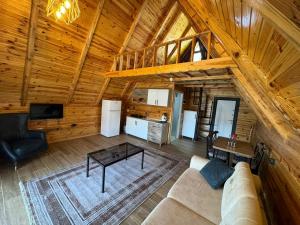 a living room with a couch and a table in a cabin at ERTUTATİLEVLERi in Dalaman