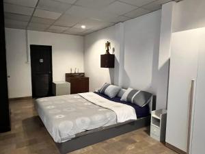 ein Schlafzimmer mit einem großen Bett in einem Zimmer in der Unterkunft Flourish Apartments in Bangkok