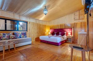 1 dormitorio con 1 cama y 1 mesa en una habitación en Ferme Sidi Safou & Spa, en Marrakech