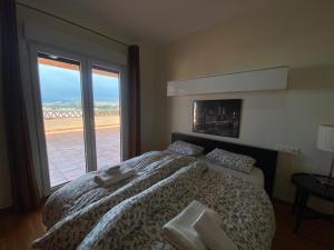 um quarto com uma cama e uma grande janela em Apartamentos Turísticos Spiritmar em Almerimar