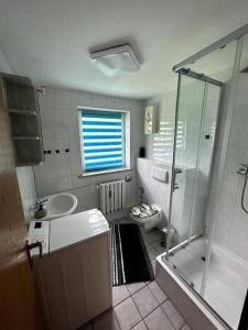 Phòng tắm tại Ferienwohnung Monteurwohnung Apartment Wettin-Löbejün