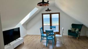 Televízia a/alebo spoločenská miestnosť v ubytovaní SEN NA MIŁEJ - APARTAMENTY przy PLAŻY - GDAŃSK BRZEŹNO