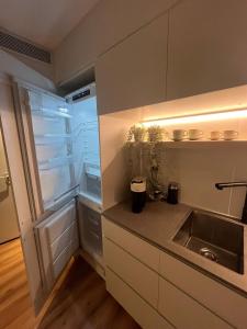 uma cozinha com um lavatório e um frigorífico vazio em The best location in Jerusalem2 em El Muṣrāra