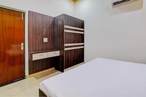 Posteľ alebo postele v izbe v ubytovaní OYO Hotel Om Palace