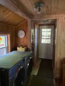- Lavadora y secadora en una habitación con puerta en Ada Lake Cottage - Port Carling couples retreat, en Port Carling