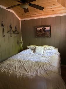 1 dormitorio con cama blanca y techo en Ada Lake Cottage - Port Carling couples retreat, en Port Carling