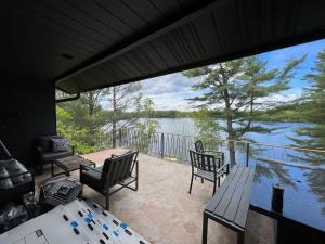 um alpendre com vista para a água em Family Tides On Six Mile Lake em Port Severn