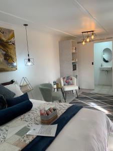 1 dormitorio con 1 cama y sala de estar en Addo Mountain View, en Port Elizabeth