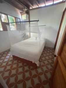 1 dormitorio con 1 cama con mosquitera en PALUM Prívate Room share bathroom, en Palomino
