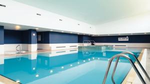 uma grande piscina com paredes azuis e brancas em The Killeshin Hotel Portlaoise em Portlaoise
