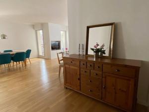 een woonkamer met een dressoir met een spiegel erop bij Appartement de standing calme idéal pour les JO ! in Suresnes