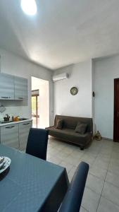 een woonkamer met een bank en een tafel bij Casa Vacanze Linuccio in Casalabate