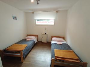 Postel nebo postele na pokoji v ubytování Simple room for 2 with bathroom close to the sea