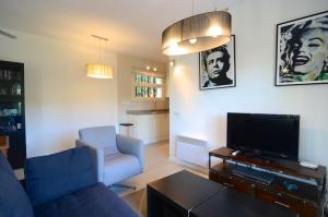 - un salon avec un canapé et une télévision dans l'établissement Villa Sa Punta 46, à Begur