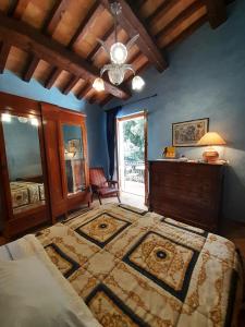 ein Schlafzimmer mit einem großen Bett und einem Fenster in der Unterkunft Eremo di Santo Apollinare in Messenano