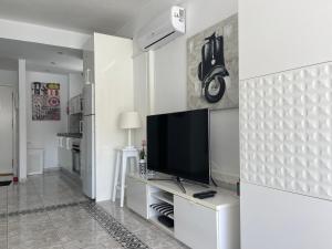 un salon avec une télévision à écran plat sur un mur blanc dans l'établissement Ladyhouse Yumbo, à Playa del Ingles