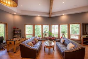 Sala de estar con 2 sofás y mesa en Winsome Silver Lake Perfect for family groups en Parry Sound