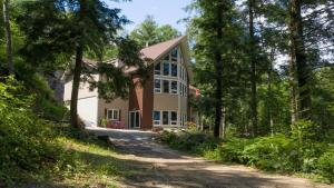 una casa en el bosque con entrada en Winsome Silver Lake Perfect for family groups en Parry Sound