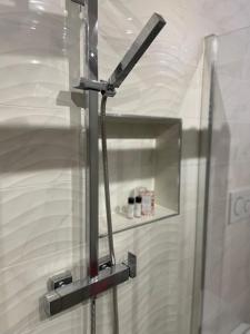 une douche dans une salle de bain avec une porte vitrée dans l'établissement Pina’s home, à Trieste 31 autres photos