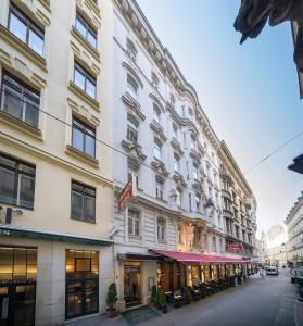 維也納的住宿－格拉本酒店，一条城市街道上的白色大建筑