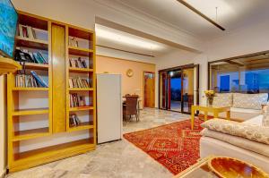 uma sala de estar com um sofá e prateleiras de livros em Ferme Sidi Safou & Spa em Marraquexe
