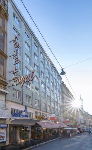 un grande edificio con un cartello sul lato di Hotel Royal a Vienna