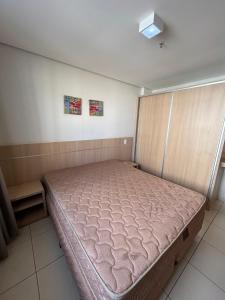 1 dormitorio con 1 cama en una habitación en Caldas Novas - Condominio Casa da Madeira - ate 5 pessoas - PERMITIDO descer com bebida para o parque - Centro en Assis