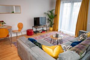 een woonkamer met een bank en een tv bij Modern apartment in the Heart of Sligo Town in Sligo