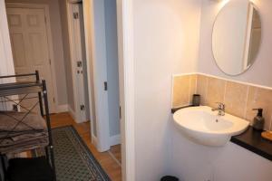 een badkamer met een wastafel en een spiegel aan de muur bij Modern apartment in the Heart of Sligo Town in Sligo