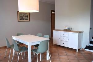 迪亞諾馬里納的住宿－Casa a Diano con giardino，一间配备有白色桌椅的用餐室