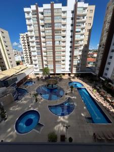 O vedere a piscinei de la sau din apropiere de Caldas Novas - Condominio Casa da Madeira - ate 5 pessoas - PERMITIDO descer com bebida para o parque - Centro