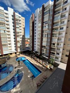 una vista aérea de una piscina frente a los edificios en Caldas Novas - Condominio Casa da Madeira - ate 5 pessoas - PERMITIDO descer com bebida para o parque - Centro, en Assis