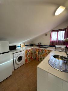 a kitchen with a washing machine and a sink at Son de Mar 2 in Bolonia